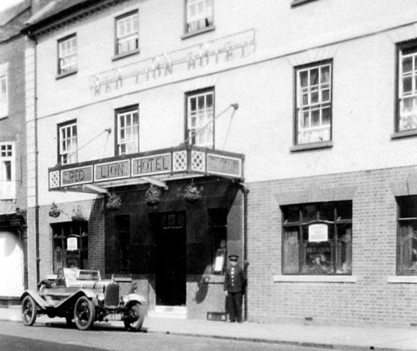 LAUREL AND HARDY RED LION